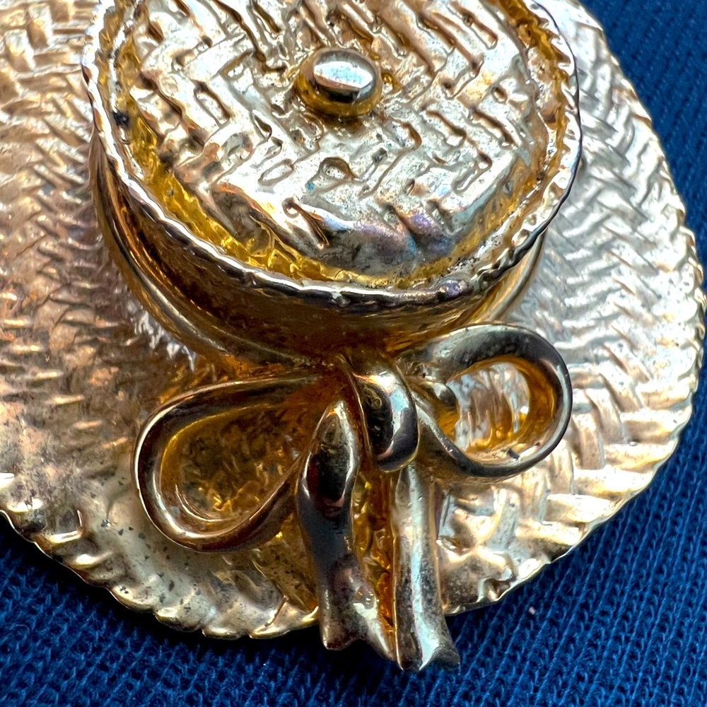 Golden hat brooch vintage ✨PRISTINE CONDITION✨✨✨